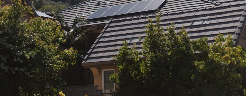 Casa com painel de energia solar