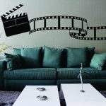 Sofá verde com referência ao cinema