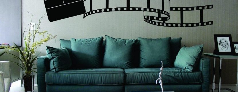 Sofá verde com referência ao cinema
